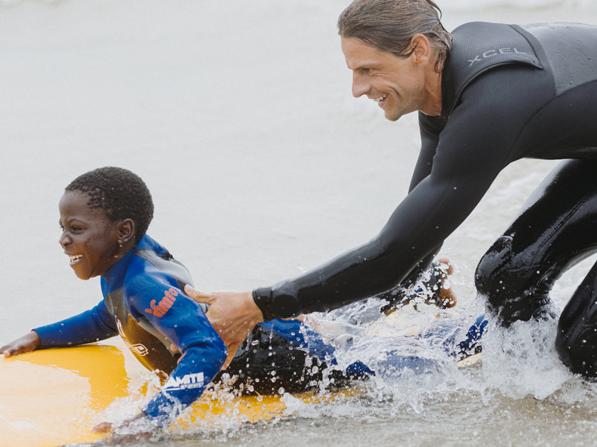 Florian Jung surfing with kids