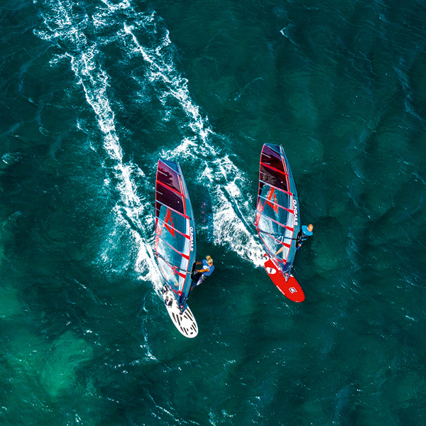 Segel, Mast und Gabelbaum zum Windsurfen bei Leichtwind, bis hin zum Race Windsurf Equipment für PWA Worldtour Windsurfer
