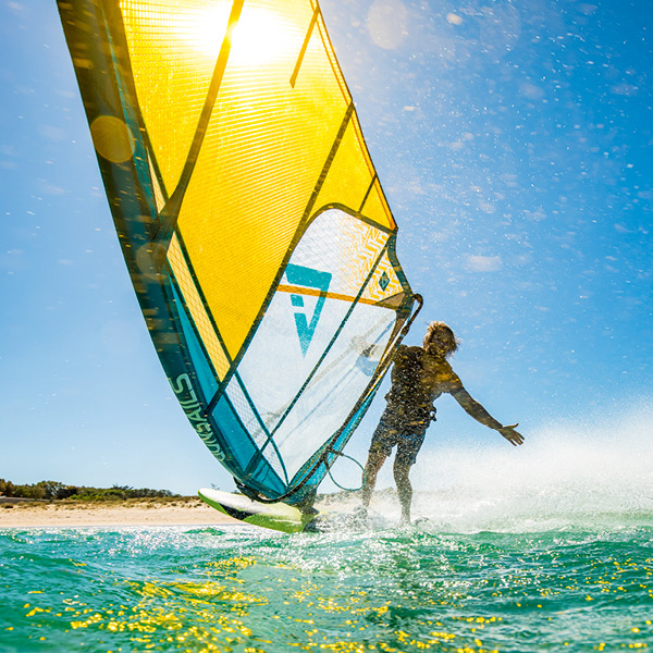 Freeride Windsurf Material ist geeignet für Einsteiger und fortgeschrittene Windsurfer, die ein einfach zu fahrendes Segel mit passendem Carbon Mast und Gabelbaum suchen.